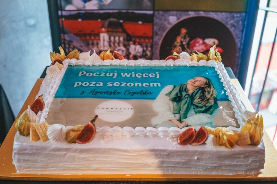 Tort z napisem: poczuj więcej poza sezonem z Agnieszką Cegielską
