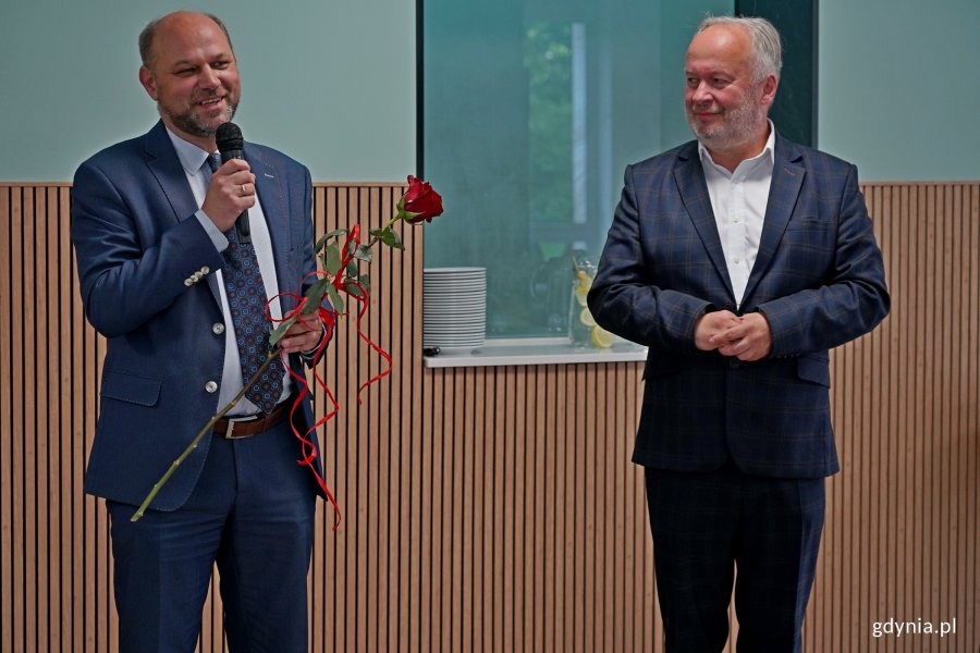 Od lewej: Ireneusz Trojanowicz – wiceprzewodniczący Rady Miasta Gdyni i Krzysztof Jankowski – pełnomocnik prezydent Gdyni ds. kombatantów i osób represjonowanych oraz prezes gdyńskiego koła Światowego Związku Żołnierzy Armii Krajowej podczas uroczystości z okazji 101. urodzin Krystyny Cembrzyńskiej-Piłat 