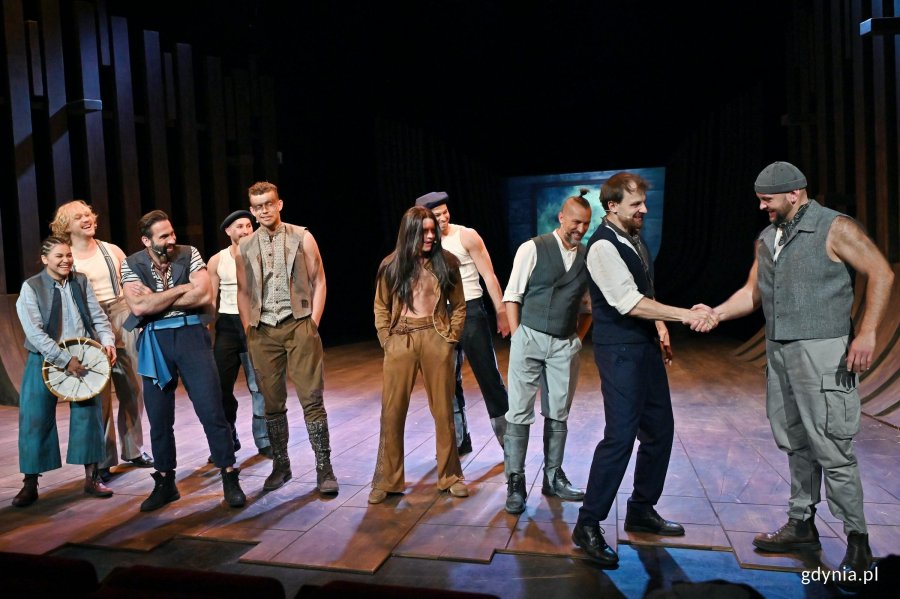 Zdjęcie z pr&oacute;by medialnej spektaklu &bdquo;Moby Dick&rdquo; w Teatrze Muzycznym w Gdyni. Scena zbiorowa 