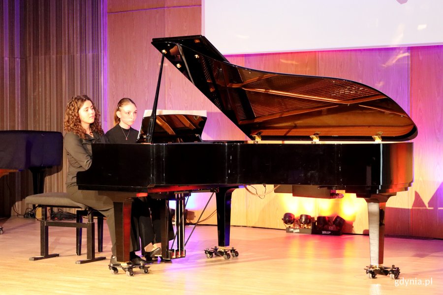 pianistki na scenie w sali koncertowej