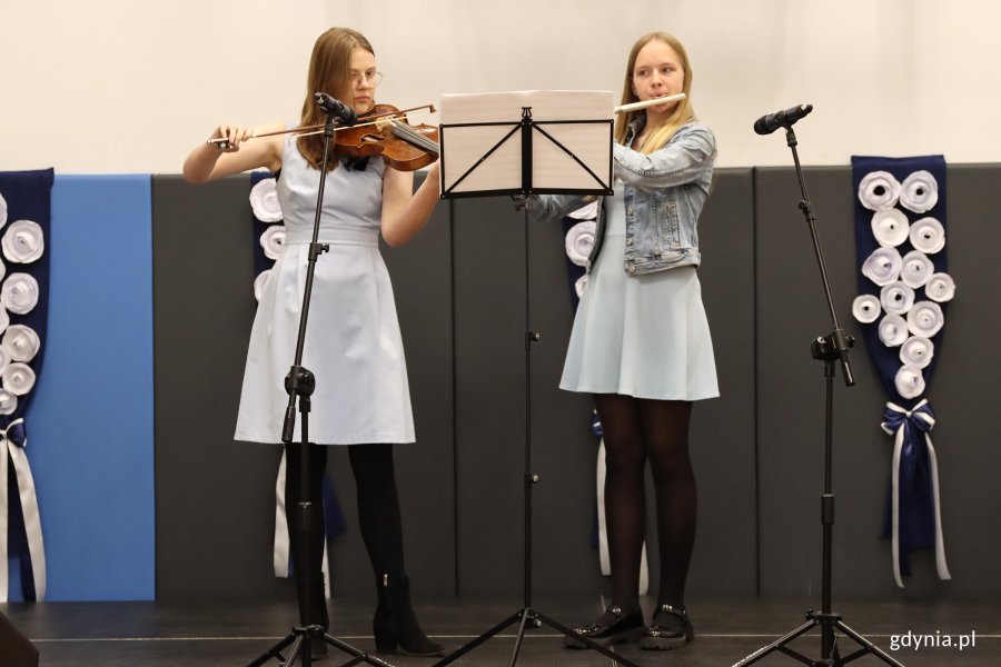 Jubileusz 80-lecia SP 17 w Gdyni, na zdjęciu uczennice Natalia i Kalina (fot. Katarzyna Balcerzak)