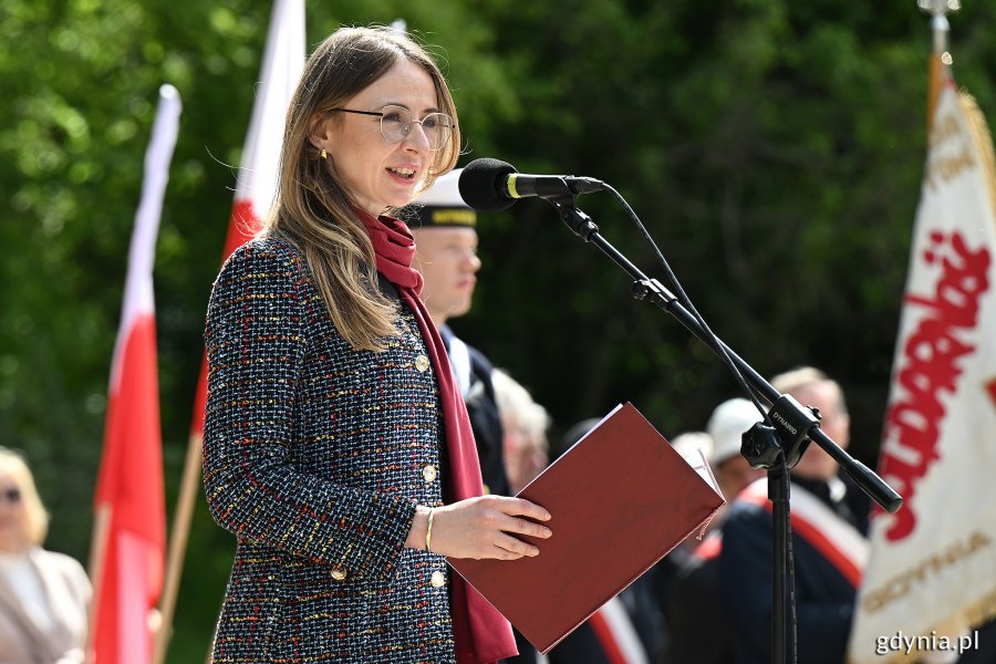 Agnieszka Dziemianowicz-Bąk - ministra rodziny, pracy i polityki społecznej przemawiająca podczas uroczystości z okazji Święta Narodowego Trzeciego Maja 