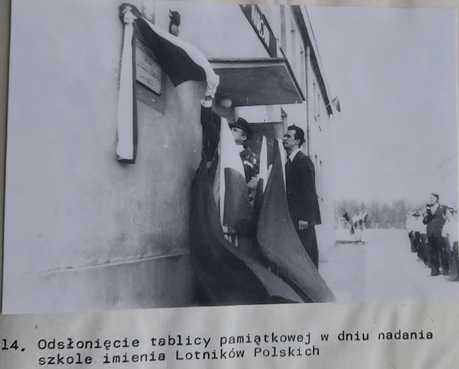 Odsłonięcie tablicy pamiątkowej w dniu nadania imienia i sztandaru, rok 1976 // fot. SP 28
