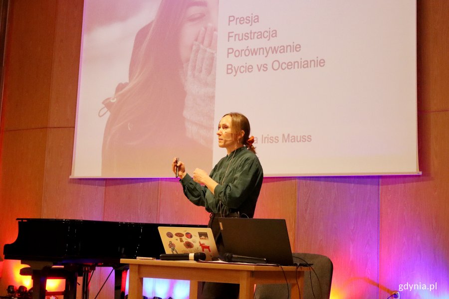 Spotkanie kadry zarządającej gdyńskich plac&oacute;wek oświatowych, na zdjęciu dr Malwina Puchalska-Kamińska z Uniwersytetu SWPS (fot. Katarzyna Balcerzak)