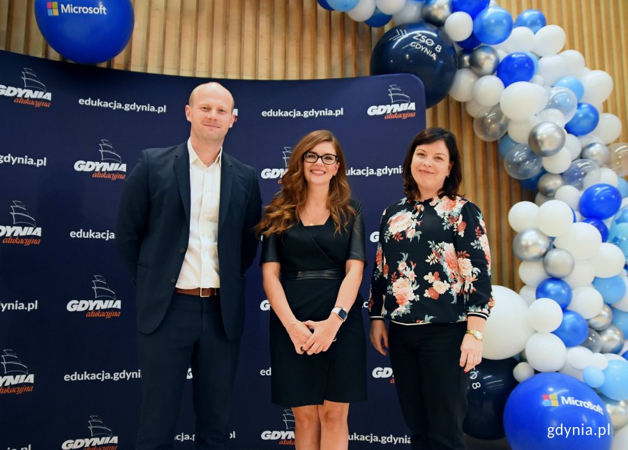 Inauguracja Zespołu Szkół nr 8 w programie Microsoft Flagship School, od lewej: Bartosz Bartoszewicz (wiceprezydent Gdyni ds. jakości życia), Wanda Buk (podsekretarz stanu w Ministerstwie Cyfryzacji), Oktawia Gorzeńska (dyrektor szkoły), fot. Kamil Złoch