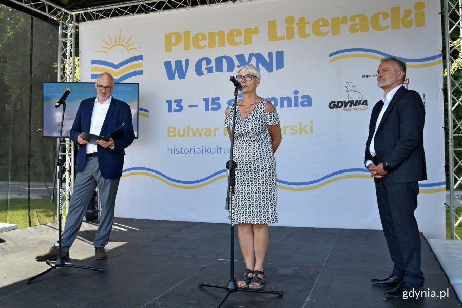 Od lewej: Jacek Oryl - organizator Pleneru Literackiego w Gdyni, Joanna Zielińska - przewodnicząca Rady Miasta Gdyni oraz prezydent Wojciech Szczurek podczas otwarcia pleneru Literackiego w Gdyni // fot. Magdalena Czernek