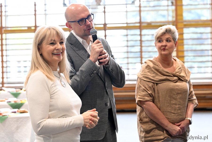 Od lewej: Bożena Zglińska, dyrektorka Centrum Aktywności Seniora, Bartłomiej Austen, wiceprezydent Gdyni oraz Elżbieta Raczyńska