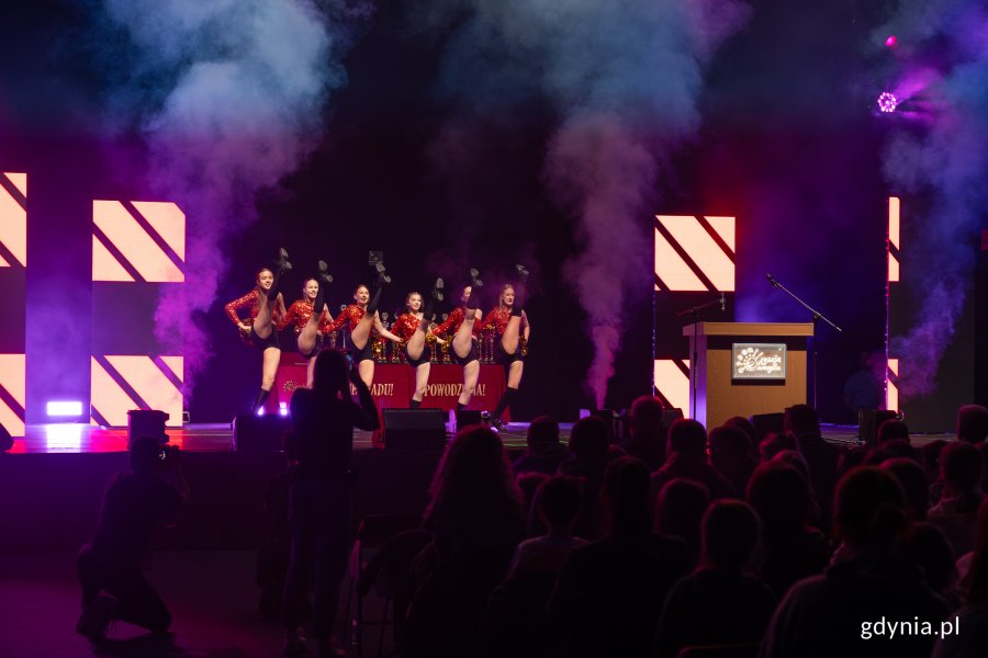 Nie zabrakło energetyzujących, tanecznych występów na scenie zespół Cheerleaders Gdynia Junior (fot. Natalia Kawalerowicz)