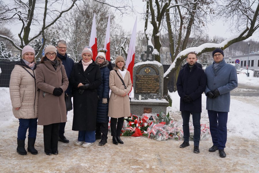 W oficjalnych uroczystościach wzięli udział między innymi: wicewojewoda pomorski Emil Rojek, wiceprezydent Gdyni Rafał Geremek, posłanka Wioleta Tomczak, gdyńscy radni miejscy: Teresa Bysewska, Monika Strzałkowska, Agnieszka Tokarska, Beata Zastawna i Robert Anisowicz (Fot. Dorota Patzer)