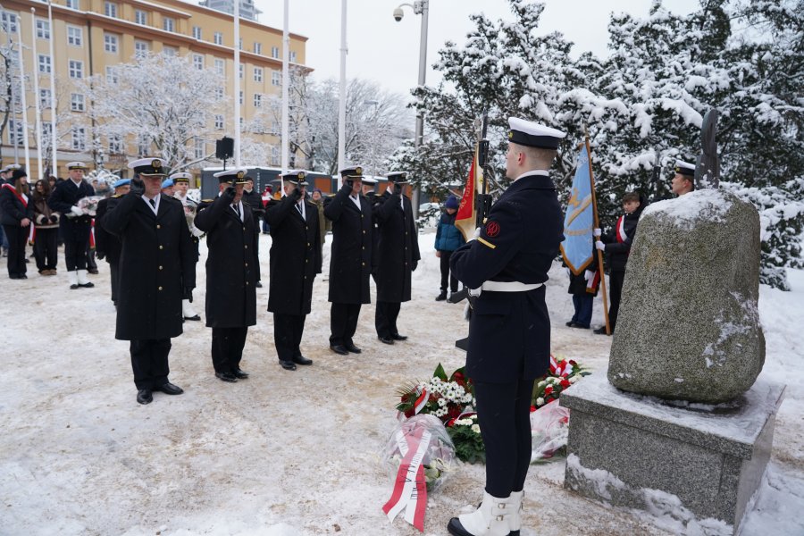Hołd oddała delegacja Marynarki Wojennej z zastępcą dow&oacute;dcy Garnizonu Gdynia z Komandorem Przemysławem Karasiem na czele