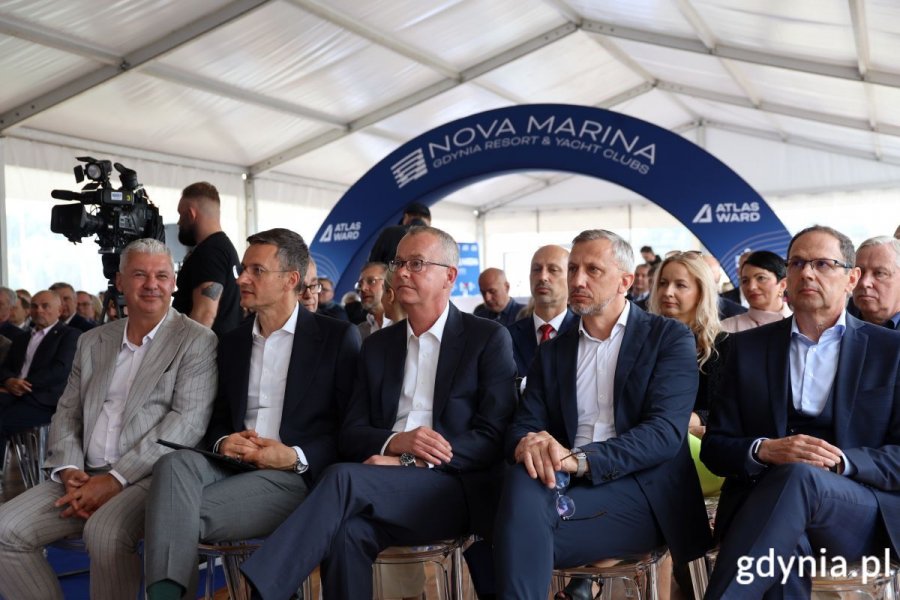Przedstawiciele inwestora i partner&oacute;w projektu, środowiska żeglarskiego (fot. Zofia Marczak)