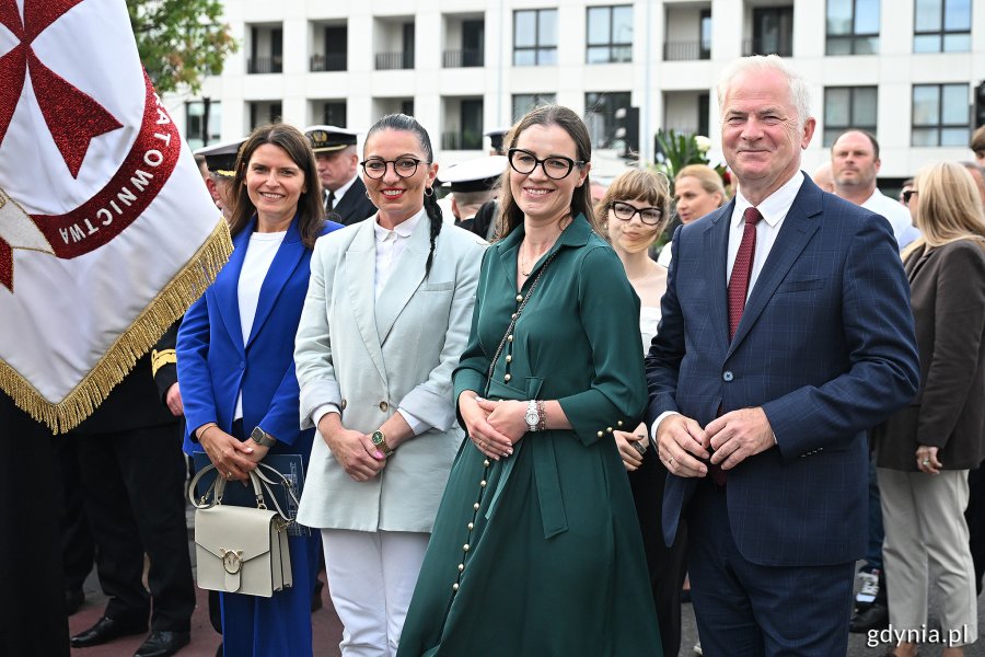Od lewej: Mariola Śrubarczyk-Cichowska - wiceprzewodnicząca Rady Miasta Gdyni, Beata Koniarska - radna Sejmiku Województwa Pomorskiego, posłanka Wioleta Tomczak i senator Sławomir Rybicki podczas przemarszu na uroczysty apel z okazji Święta Morza