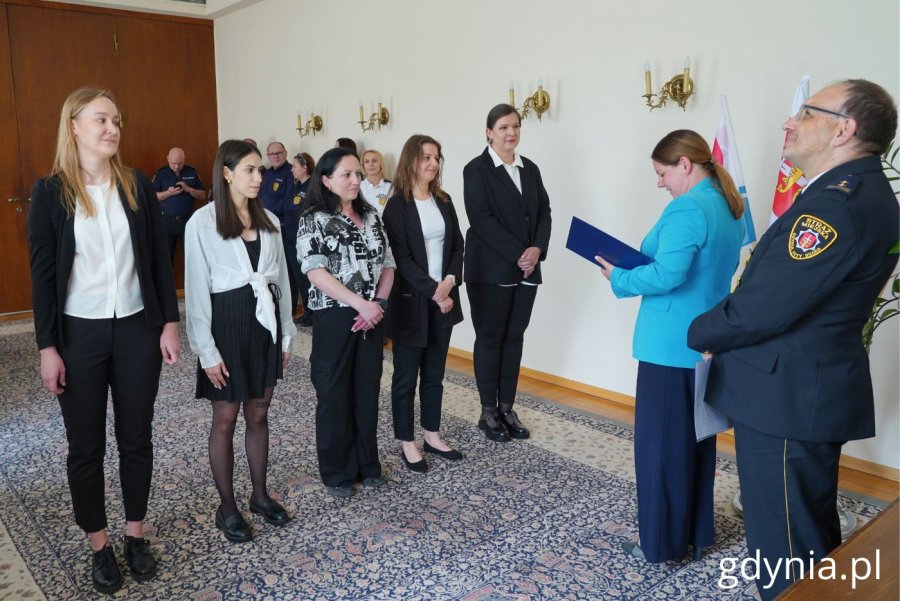 Funkcjonariuszki złożyły ślubowanie. Na zdjęciu: prezydent Gdyni Aleksandra Kosiorek, komendant Straży Miejskiej Andrzej Bień i strażniczki miejskie (fot. Magdalena Starnawska)
