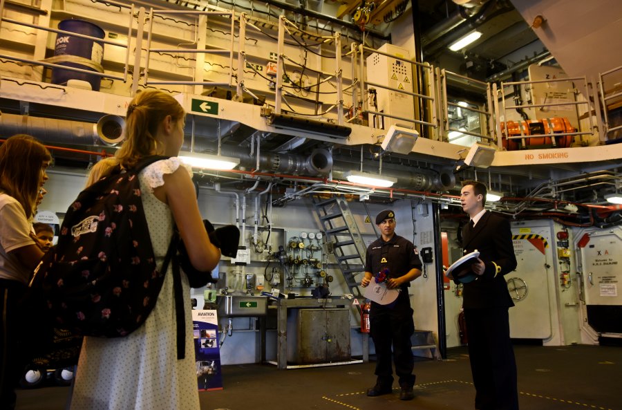 Uczniowie SP nr 26 w Gdyni zwiedzają HMS Diamond, fot. Kamil Złoch