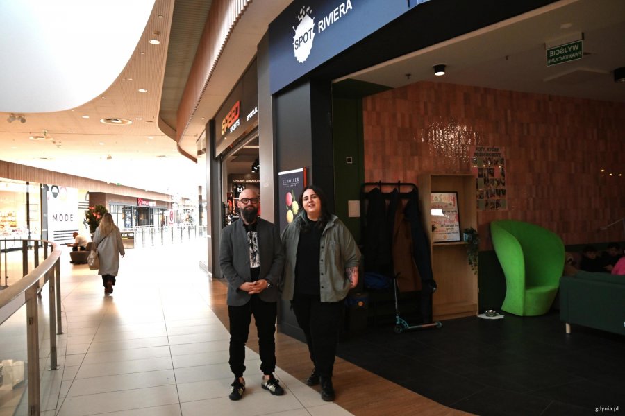 Kobieta i mężczyzna przed wejściem