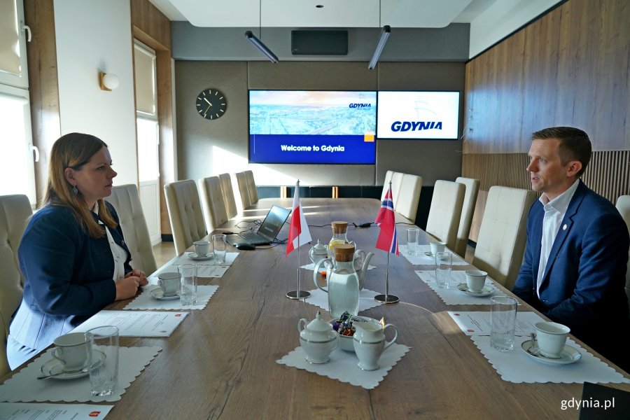 Prezydent Gdyni Aleksandra Kosiorek i Mathias Bernander – prezydent Kristiansandu podczas spotkania w Urzędzie Miasta Gdyni 
