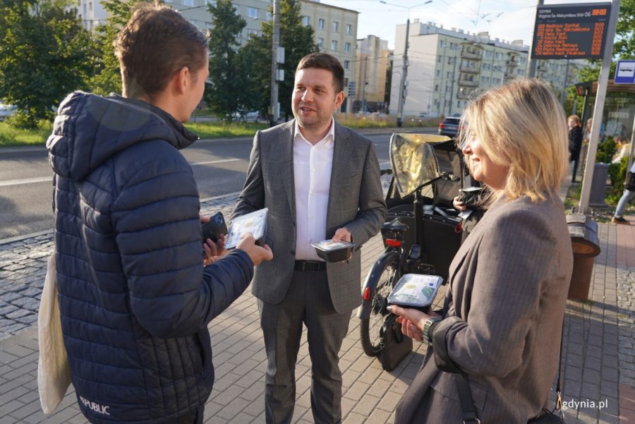 Na zdjęciu: wiceprezydent Maciej Zielonka i radna Monika Strzałkowska wręczyli mieszkańcom kanapki (fot. Magdalena Starnawska)