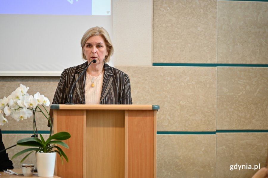 XXXVI sesja Rady Miasta Gdyni. Przemawia Beata Zastawna, przewodnicząca Rady Miasta Gdyni 