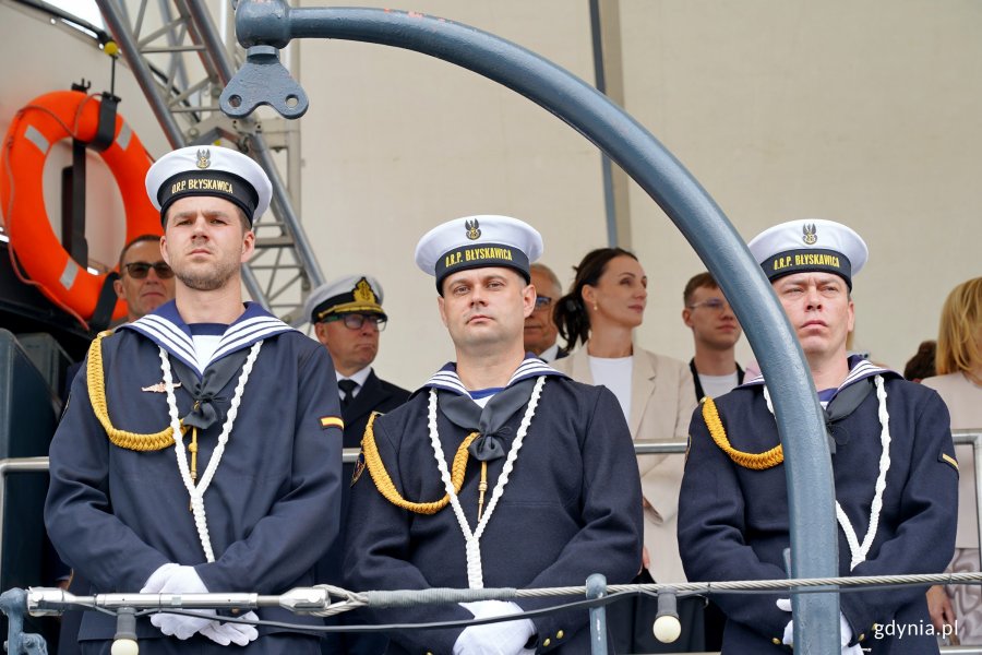 Marynarze z ORP &bdquo;Błyskawica&rdquo; podczas uroczystości przekazania obowiązk&oacute;w dow&oacute;dcy COM - DKM