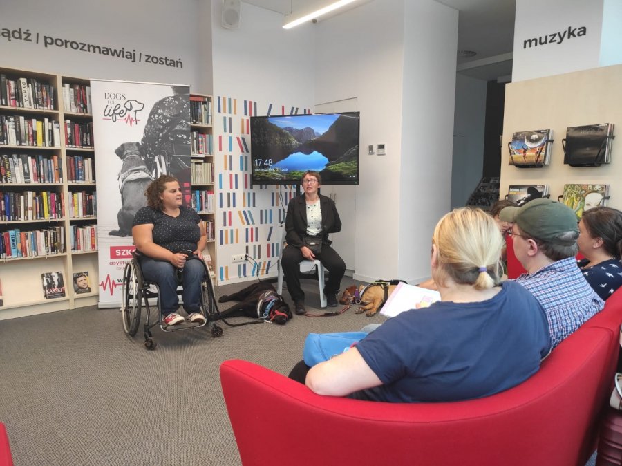 Spotkanie w Bibliotece Gdynia. Na zdj. na tle półek z książkami siedzi Marta Czachor (z lewej) i Agnieszka Kwolek