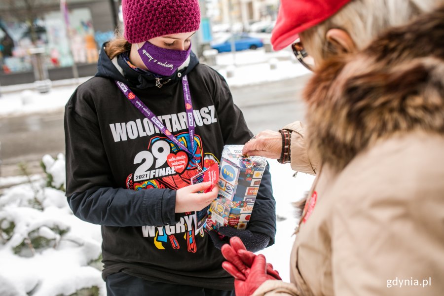 Wolontariusze na ulicach Gdyni podczas 29. finału WOŚP, fot. Karol Stańczak