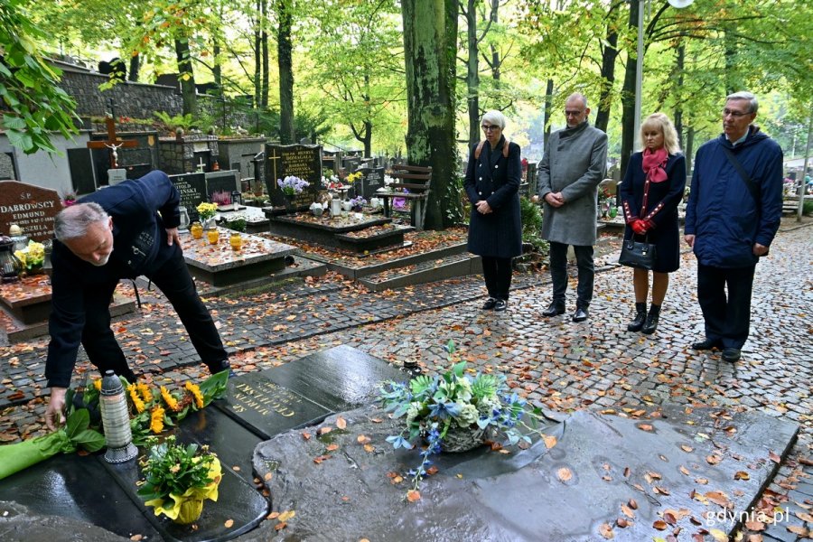 Prezydent Gdyni Wojciech Szczurek składa kwiaty na grobie Franciszki Cegielskiej. Towarzyszą mu (od lewej): Joanna Zielińska - przewodnicząca Rady Miasta Gdyni, wiceprezydent Michał Guć, żona Barbara oraz radny Zenon Roda