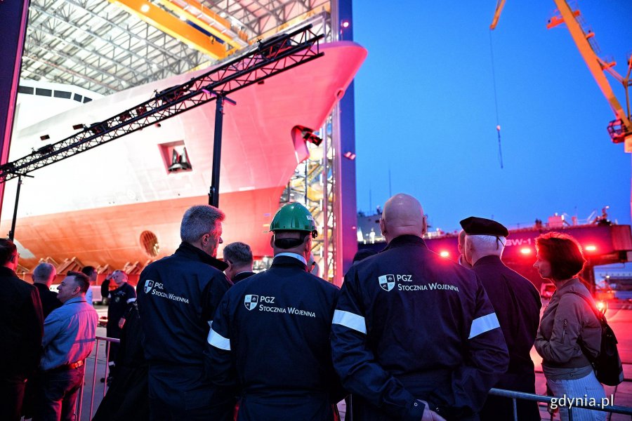 Roll-out Wichra.  Kadłub pierwszego &bdquo;Miecznika&rdquo; opuścił Halę Kadłubową w PGZ Stoczni Wojennej. (fot. Michał Puszczewicz/gdynia.pl)