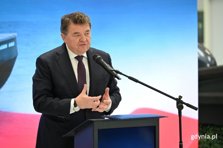 Konferencja w hali Radmoru. Przemawia &Oslash;ystein B&oslash;, ambasador Norwegii. (fot. Łukasz Kamasz/gdynia.pl)