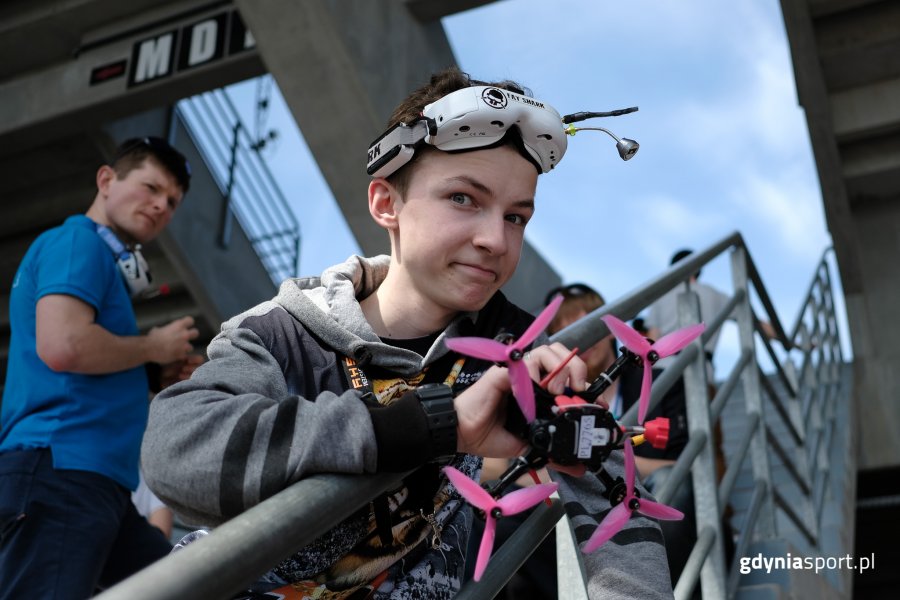 Uczestnik pozuje do zdjęcia ze swoim dronem