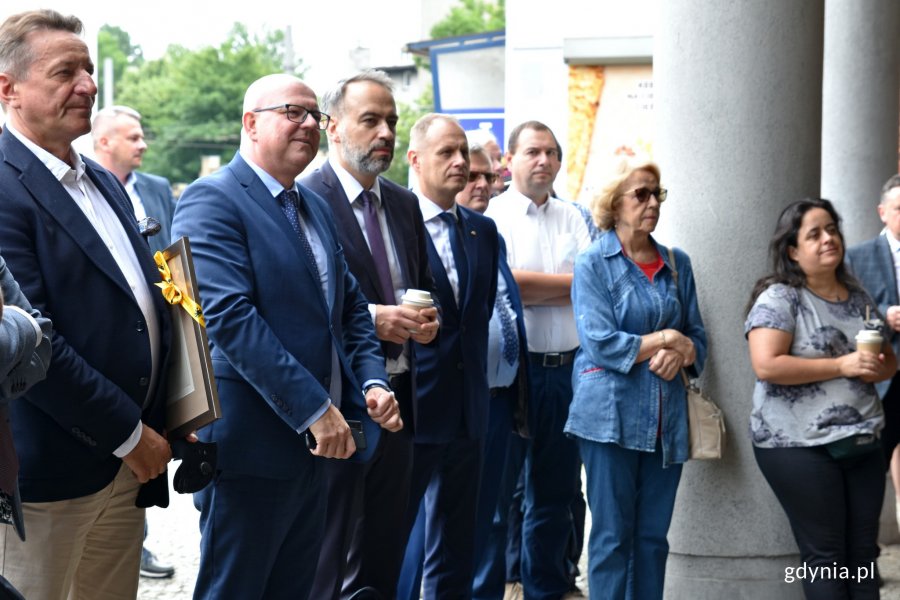 Goście, którzy uczestniczyli w otwarciu wystawy fotografii z okazji 70-lecia Kolei Aglomeracyjnej w Trójmieście oraz 20-lecia spółki PKP SKM. Pierwszy od lewej - Leszek Bonna - wicemarszałek województwa pomorskiego // fot. Magdalena Czernek