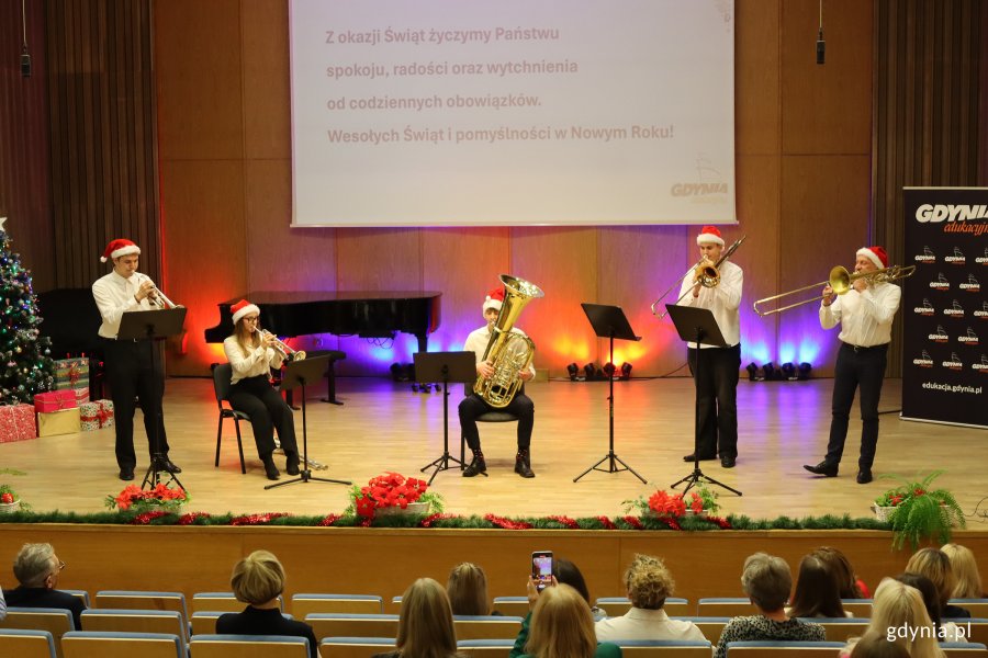 Uroczystość wręczenia akt&oacute;w mianowania w Szkole Muzycznej I i II stopnia im. Noskowskiego, na zdjęciu uczniowie podczas wykonywania utwor&oacute;w światecznych (fot. Katarzyna Balcerzak) 