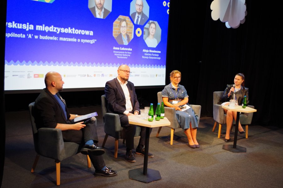 VI Pomorskie Forum Animacji Społecznej i Kulturalnej otworzyła dyskusja międzysektorowa &bdquo;Wsp&oacute;lnota 'A' w budowie: marzenie o synergii&rdquo;. Na zdjęciu od lewej: Damian Domański z Miejskiej Biblioteki Publicznej w Tczewie, dyrektor ds. kultury i aktywności mieszkańc&oacute;w Mariusz Bzdęga, Anna Łukowska ze stowarzyszenia Na Rzecz Aktywizacji Społecznej "Bombonierka" i Alicja Skonieczna z Gdańskiej Fundacji Rozwoju Gospodarczego