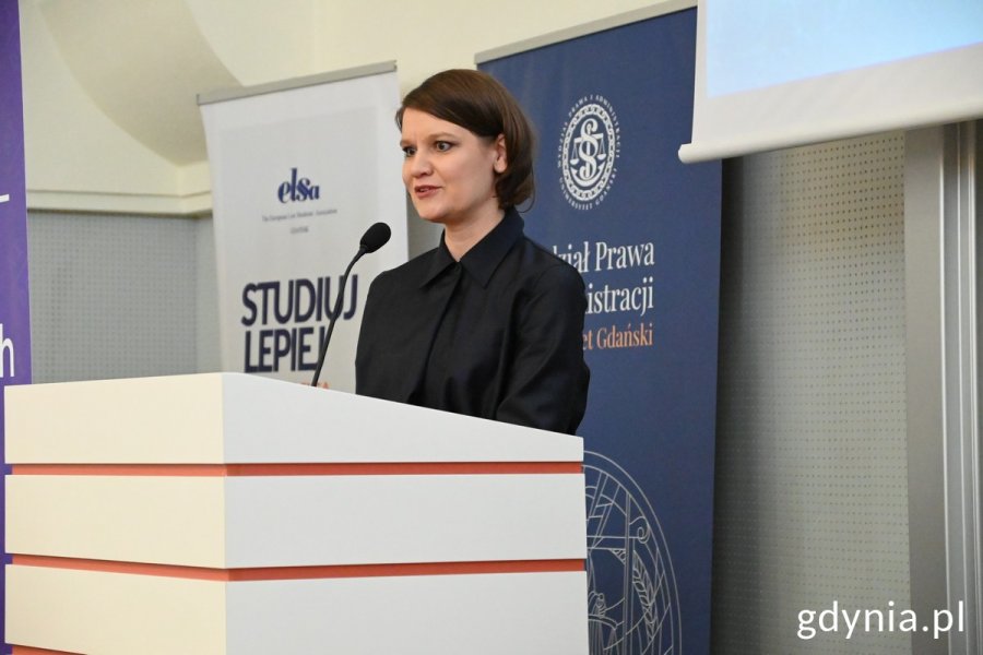 Na zdj. Katarzyna Gruszecka-Spychała, wiceprezydentka Gdyni ds. gospodarki  przy mównicy