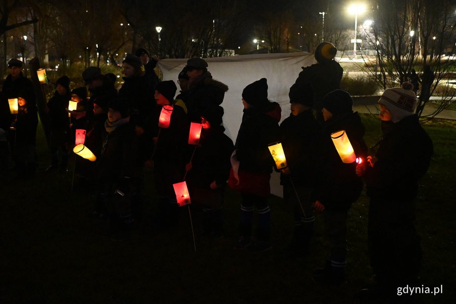 Betlejemskie Światło Pokoju już w gdyńskich domach. Fot. Michał Puszczewicz 