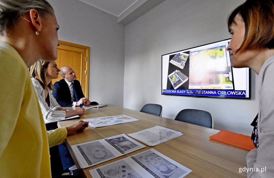 Najciekawszym propozycjom zagospodarowania szkolnego dziedzińca przyjrzał się wiceprezydent Gdyni ds. jakości życia, Bartosz Bartoszewicz, fot. Kamil Złoch