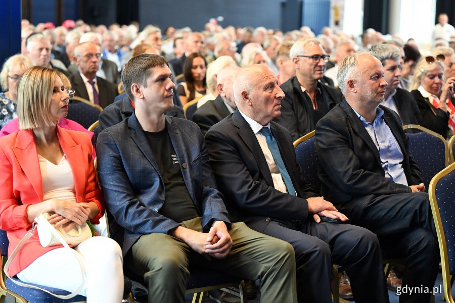 Uroczystość wręczenia odznak honorowych w Sali Koncertowej Portu Gdynia w ramach gdyńskich obchodów 45. rocznicy zakończenia strajków i podpisania porozumień sierpniowych (fot. Michał Puszczewicz)