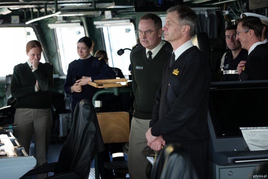 Załoga fregaty &bdquo;Chevalier Paul&rdquo; na mostku