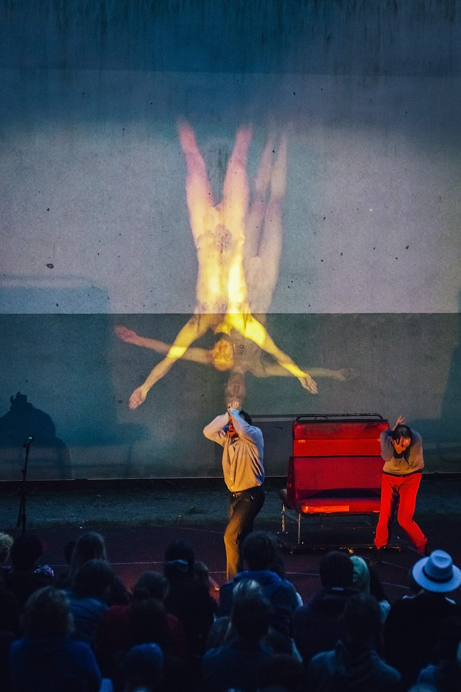 Hologramy nad sceną