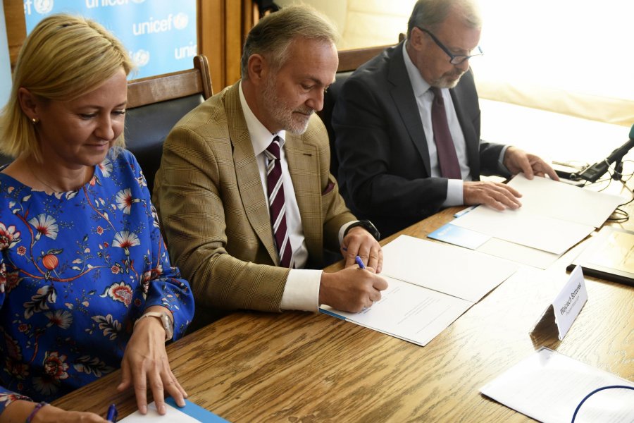 Prezydent Gdyni Wojciech Szczurek, pełnomocnik prezydenta ds. rodziny Beata Szadziul oraz Dyrektor Generalny UNICEF Polska Marek Krupiński podpisali porozumienie o uczestnictwie Gdyni w pilotażowym programie UNICEF „Miasto Przyjazne Dzieciom” // fot. Kamil Złoch