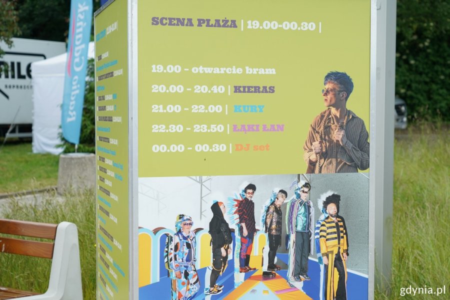 Baner z artystami, którzy wystąpią wieczorem na plaży