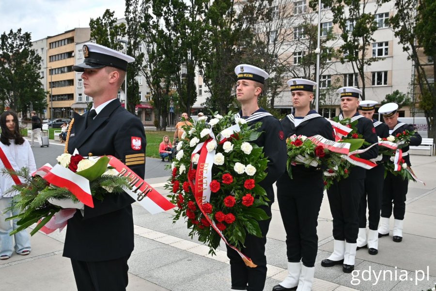 Żołnierze Marynarki Wojennej oraz przedstawiciele władz samorządowych złożyli wieńce (fot. Magdalena Starnawska