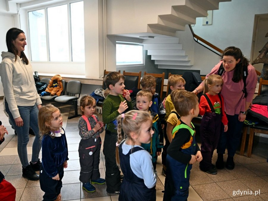Zdjęcie przedstawia dzieci w trakcie wizyty w Urzędzie Miasta Gdyni