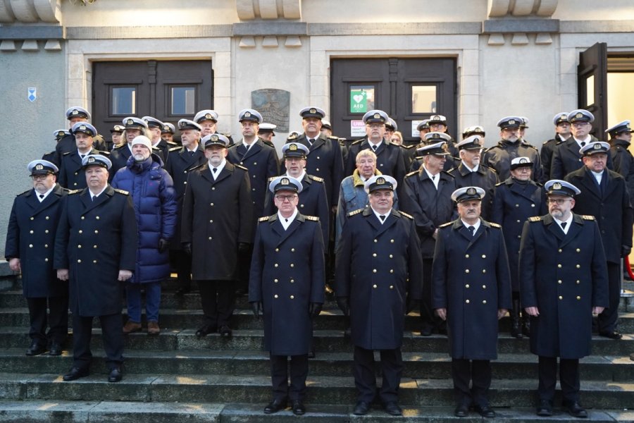 Przedstawiciele Uniwersytetu Morskiego i zaprzyjaźnionych z nim uczelni podczas porannych uroczystości z okazji 104. rocznicy działalności Uniwersytetu Morskiego