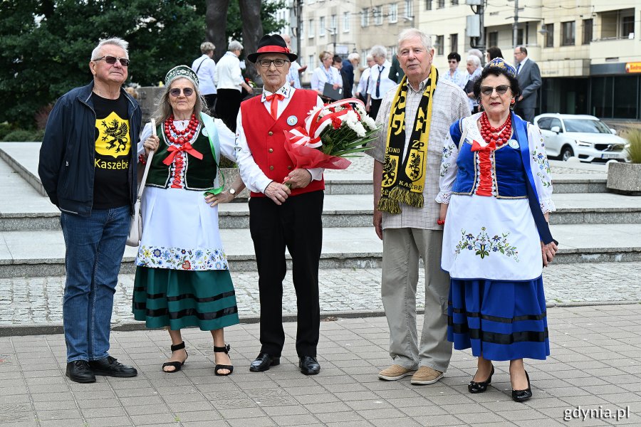 Ludzie w kaszubskich strojach