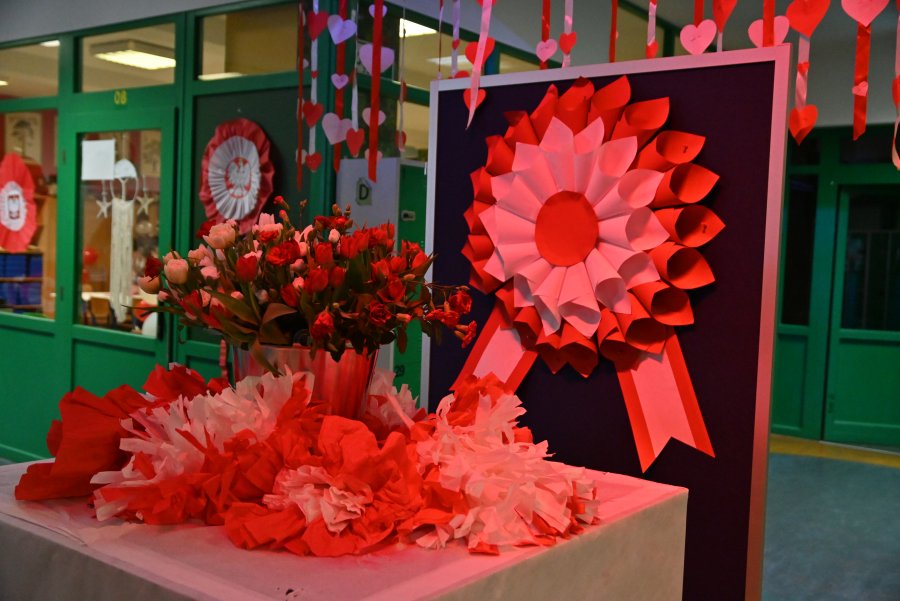 Szkoła Podstawowa nr 48 została przystrojona w biało-czerwone barwyarwy