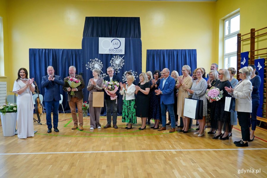 Dyrektorzy gdyńskich szk&oacute;ł przemawiający i składający życzenia podczas uroczystości z okazji 90-lecia SP nr 11