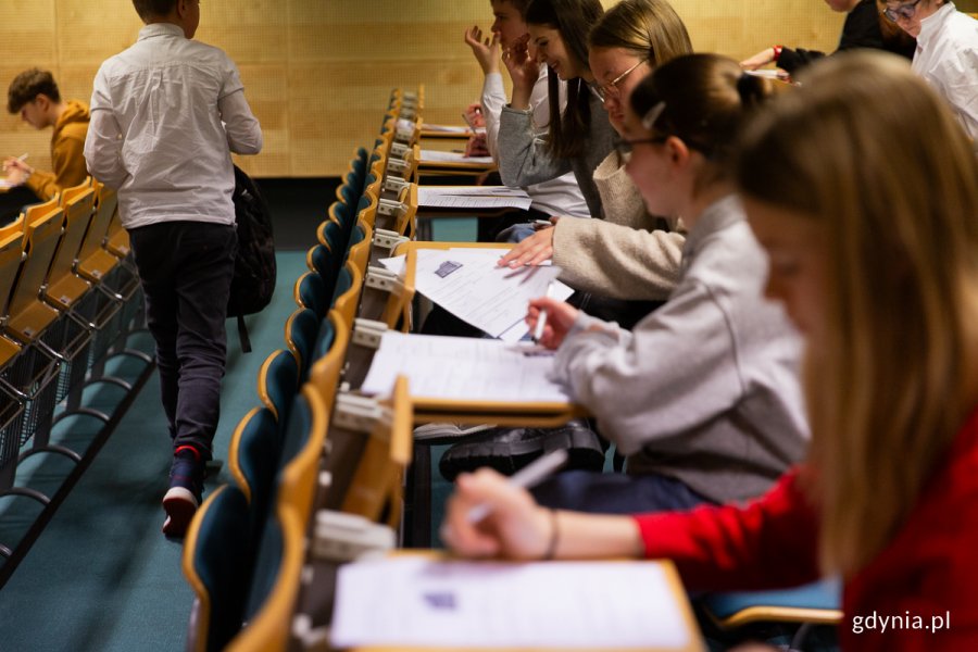 Uczestnicy w trakcie rozwiązywania testu 