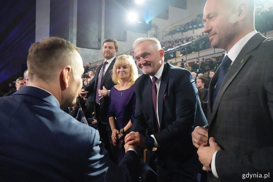 Na zdjęciu męskie powitanie