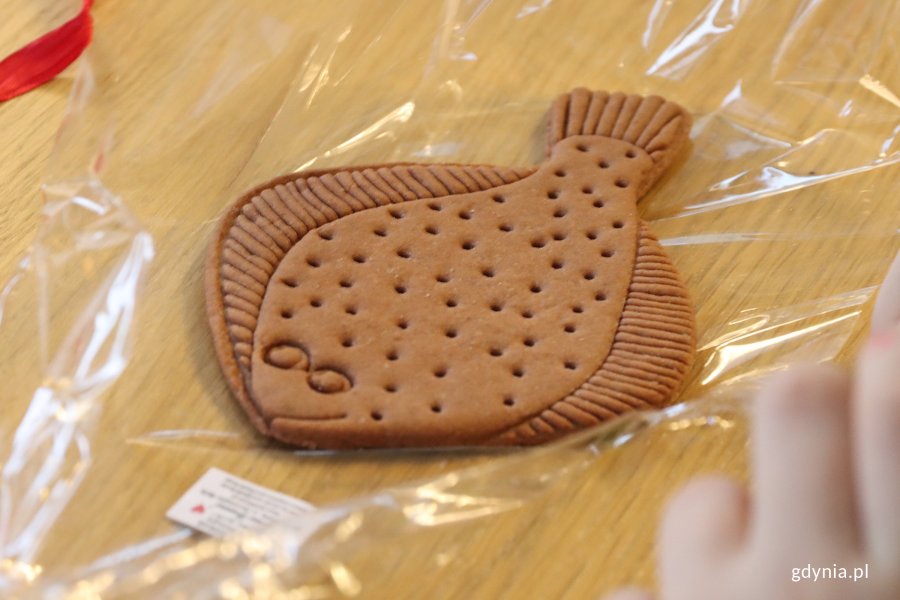 Projekt &bdquo;Wyjście z klasą&rdquo; w Muzeum Miasta Gdyni, za zdjęciu uczniowie z SP 52 podczas warsztat&oacute;w zdobienia piernik&oacute;w (fot. Katarzyna Balcerzak)