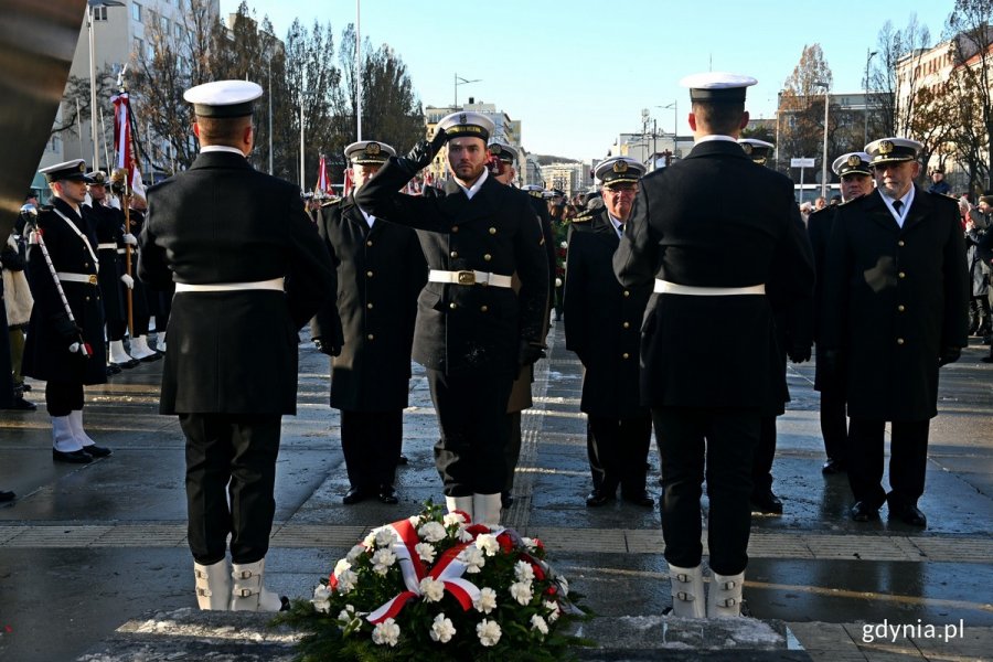 Przedstawiciele Marynarki Wojennej składający kwiaty przed pomnikiem Polski Morskiej podczas uroczystości z okazji 105. rocznicy utworzenia Marynarki Wojennej 